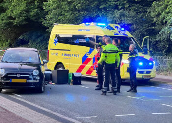 Maaltijdbezorger botst achterop auto in Bennebroek