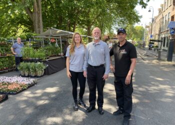 Na 19 jaar laatste luilakmarkt voor marktmeesternestor Ron: “Volgend jaar als eregast?”