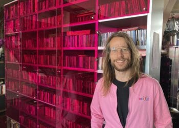 Giel Beelen laat mensen bij hem thuis cd’s uitzoeken: opbrengst voor goed doel