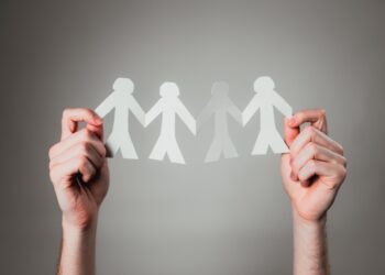 Luister terug: menselijke ketting op het strand voor vluchtelingen