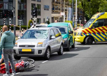 Fietser geschept door auto op Europaweg