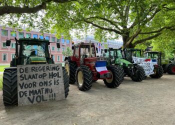 Boeren verzamelen zich voor provinciehuis aan de Dreef