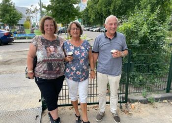 Bezorgde buurtbewoner Joke is na bewonersbijeenkomst om: “Die mensen verdienen ook een kans”