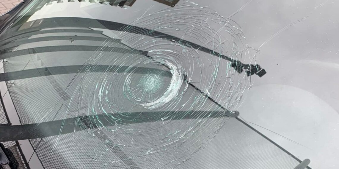 Rondvliegende ballen tijdens Haarlemse Honkbalweek: “De voorruit van mijn auto is flink beschadigd”