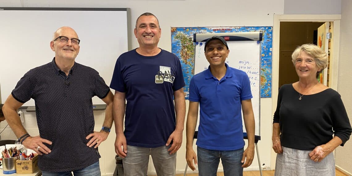 Bijspijkeren in de Beijneshal: Nederlandse les voor vluchtelingen gemaakt door man die zelf thuisland ontvluchtte