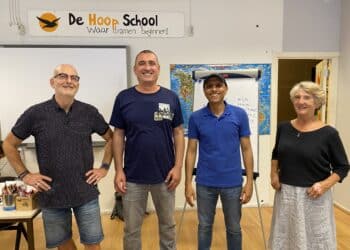 Bijspijkeren in de Beijneshal: Nederlandse les voor vluchtelingen gemaakt door man die zelf thuisland ontvluchtte