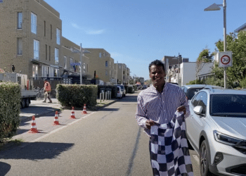 Uitvinder Roy ontwikkelt Grand Prix vlag zonder stok of houder: ‘Ieder huis een vlag’