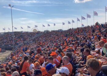 Nu al tienduizenden mensen in Zandvoort, burgemeester Moolenburgh in zijn nopjes: “We zijn een klein dorp maar met een enorme uitstraling”