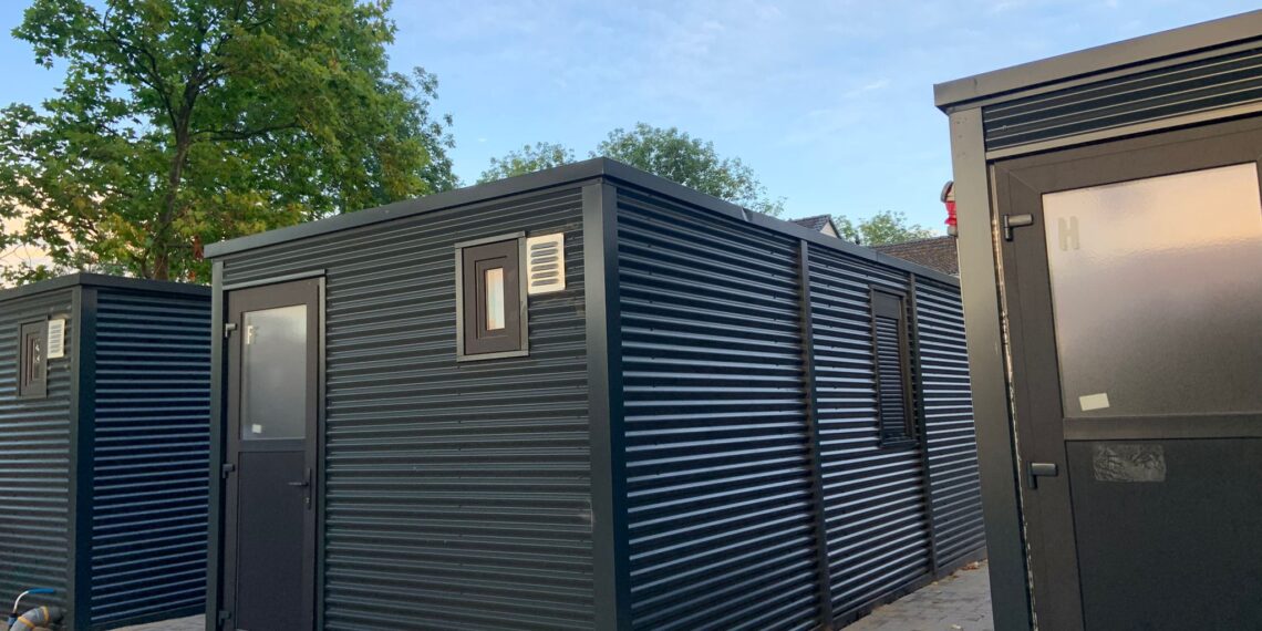 Gemoedelijke sfeer tijdens bewonersavond Kohnstammlaan: “Ik heb nog een bank over, kunnen jullie die gebruiken?”