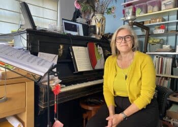 Operazangeres betovert buurt met haar gouden stembanden: “We zijn er trots op”