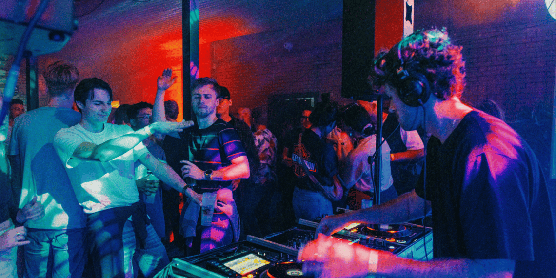 Luister terug: Killian Popken van de Nachtwacht Haarlem over het nieuwe visieplan: “De nachtcultuur verdwijnt uit de stad”