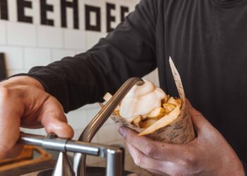 Gehele zondag-omzet FrietHoes gaat naar terminaal zieke medewerker Merel: “Iedereen is welkom om heel veel te komen eten”