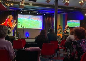 Haarlemmers genieten van muzikale ludieke actie tijdens Oranje “Wij halen geld op voor arbeiders in Qatar“