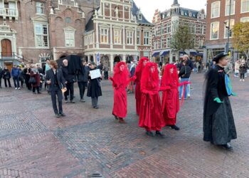 Haarlemmers lopen in rouwstoet door het centrum als protest tegen Black Friday