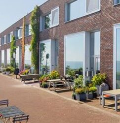 Wethouder Heijink blij met plan voor starterswoningen Overveen: “Eerste aanzet tot meer woningen”