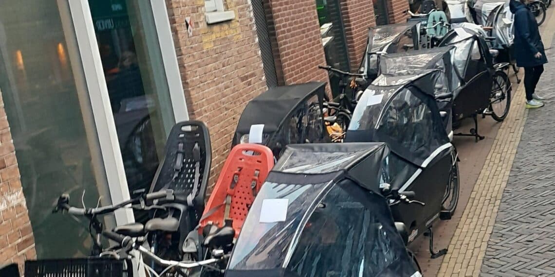 Bakfietsen in Haarlem ‘bekeurd’: “Ze worden wel vaker tegen je raam neergezet”