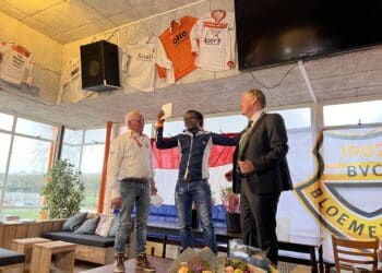 Een voetbalkantine vol emoties: na 24 jaar krijgt de Bloemendaalse Baidy daar zijn Nederlandse paspoort