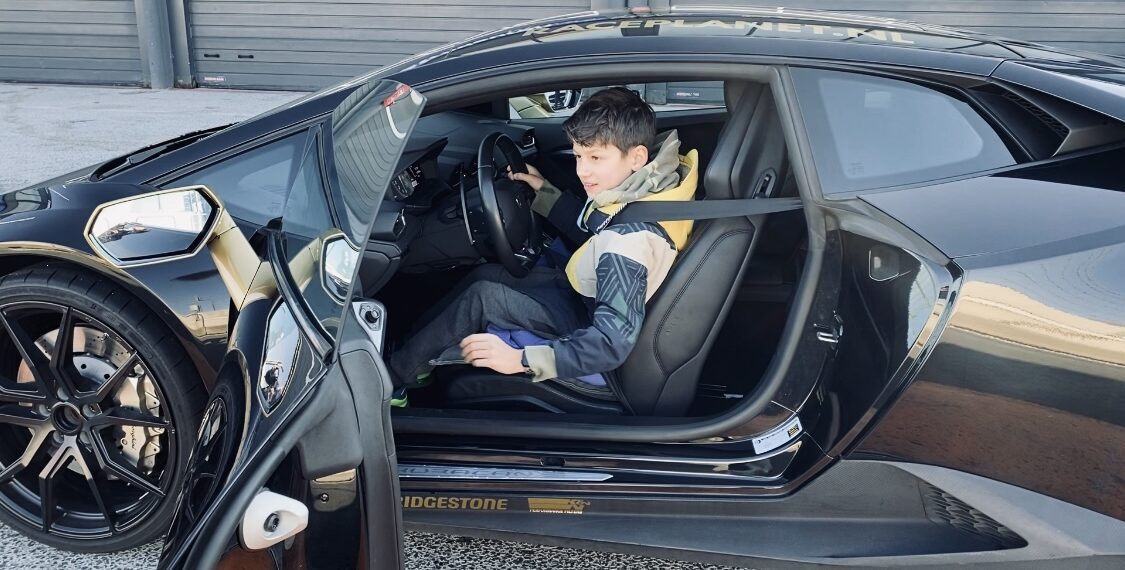 Kinderen stappen zelf in supercars en racen op het circuit: “Ik houd van hard rijden”