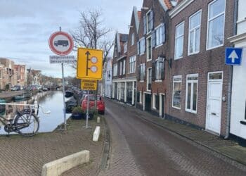 Na klachtenregen plaatst gemeente bord: Doorgaand rijverkeer Burgwal gestremd