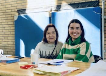 Michaela samen met moeder Nanny vrijwilliger stembureau Parkwijk: “Doen het al jaren”