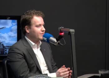 Wethouder Hendriks vindt veld naast parkeerterrein De Zuid beste keuze voor opvang asielzoekers: “Er zitten nog genoeg haken en ogen aan”