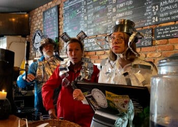 Après-ski in Haarlem en aliens die bier proeven: Theater aan de Toog weer geslaagd