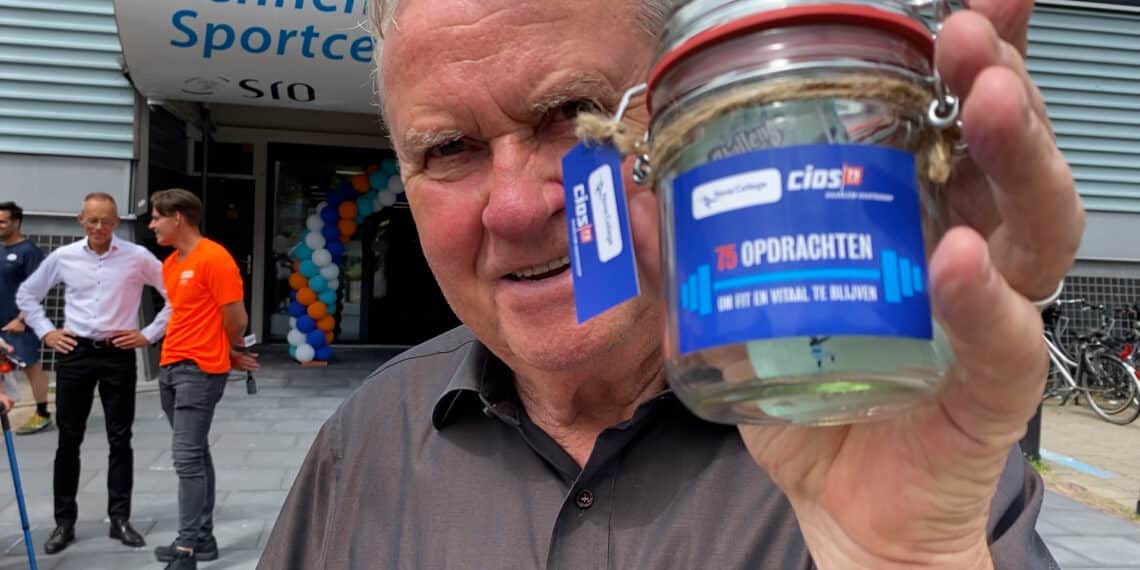 Voetbalcoach Hiddink blikt terug op schooltijd: “17-jarige binkies waren we”