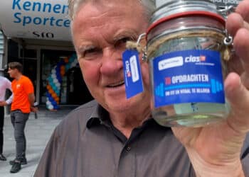 Voetbalcoach Hiddink blikt terug op schooltijd: “17-jarige binkies waren we”