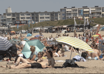 Volle treinen en drukke stranden: eerste strandweekend verliep zonder grote incidenten, reddingsbrigade wel druk