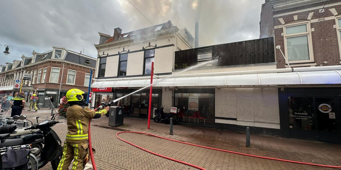 Uitslaande brand bij Febo Haarlem-Noord, vuur inmiddels geblust