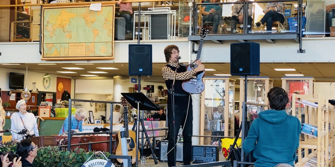 Yorick van Norden krijgt van kringloopwinkel unieke Gibson-gitaar in ruil voor optreden