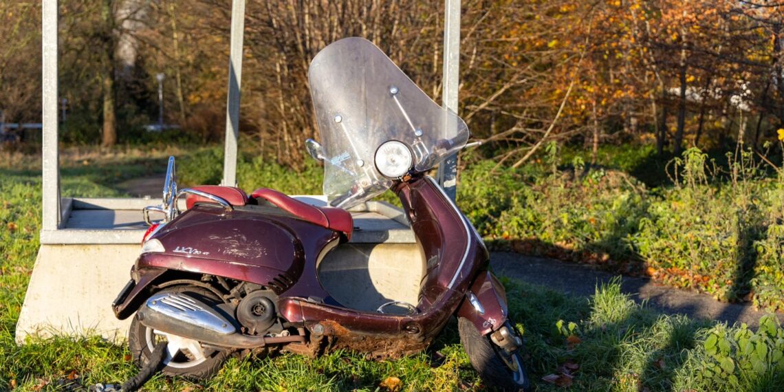 Vrouw onderuit met snorscooter door glad wegdek op Bloemendaalseweg
