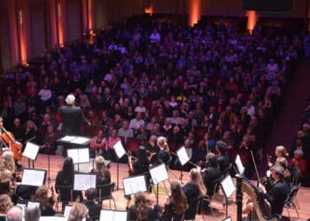 Matthijs Broers zwaait na 38 jaar af als dirigent van het Kennemer Jeugd Orkest