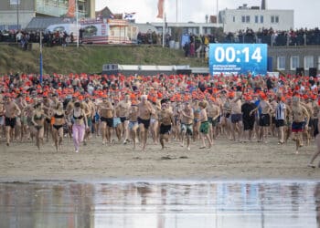 Duizenden mensen starten het jaar met een frisse duik