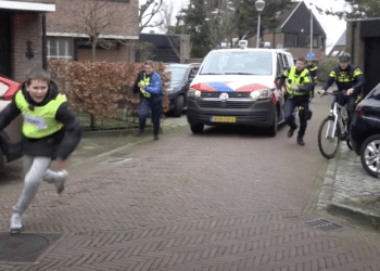 Kijk terug: politie jaagt op jongeren in Schalkwijk, de lange versie