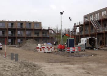 Vrijwilligers zetten meubels in elkaar voor woonunits Oekraïense vluchtelingen