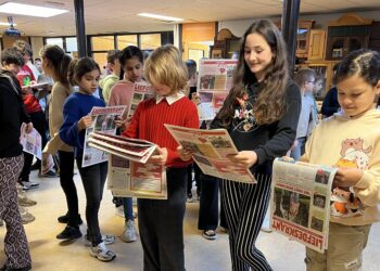 Kinderburgemeester Haarlem deelt Liefdeskrant uit: “Onderwerpen die we moeten bespreken”