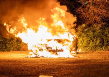 Opnieuw autobrand in Schalkwijk, buurtbewoner wordt wakker van harde knallen