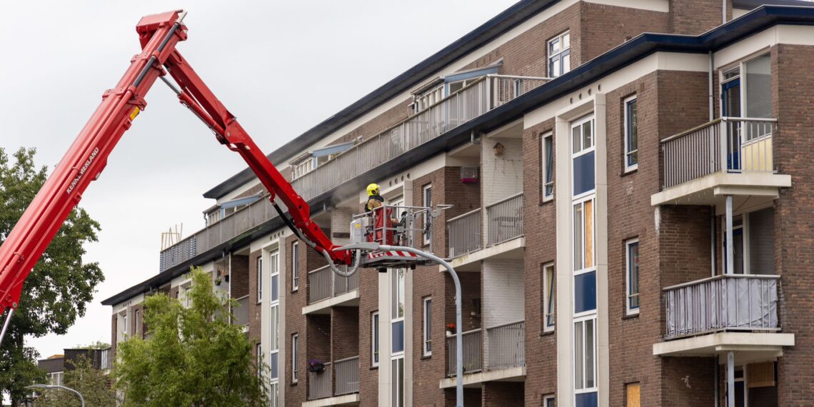 Gewonde bij woningbrand P.C. Boutensstraat, meerdere woningen ontruimd