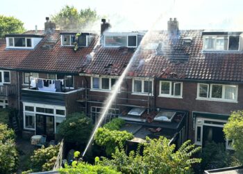 Zeer grote brand in Haarlem Noord onder controle: “Drie woningen onbewoonbaar”