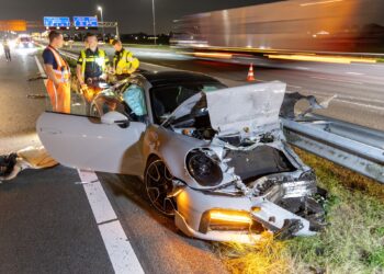 Porsche zwaar beschadigd na botsing op A9, inzittenden vluchten na crash
