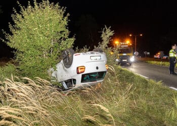 Auto over de kop bij Zeeweg, bestuurder had mogelijk gedronken