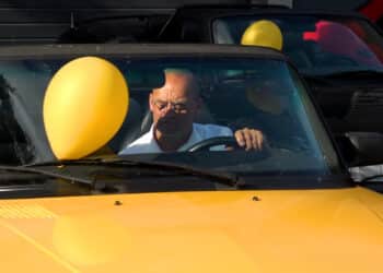 Hele straat vol met Saabs: Autogarage viert jubileum samen met trouwe klanten