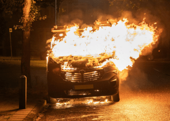 Politie zoekt man op scooter na weer een autobrand in Haarlem