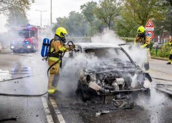 Auto vliegt tijdens het rijden in brand, bestuurder met de schrik vrij