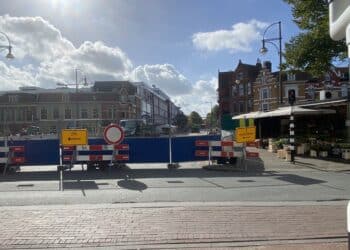 Werkzaamheden Grote Houtbrug gestart, verkeer wordt omgeleid: ‘Kregen al een hoop verwensingen naar ons geslingerd’