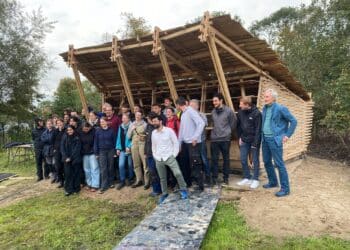 Groepsfoto studenten bij nieuw kippenhok