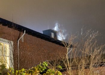 Brand in Shelterkerk Haarlem-Noord tijdens bijeenkomst, 20 mensen geëvacueerd
