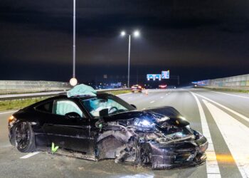 Sportwagen knalt in vangrail op A9, mogelijk alcohol in het spel