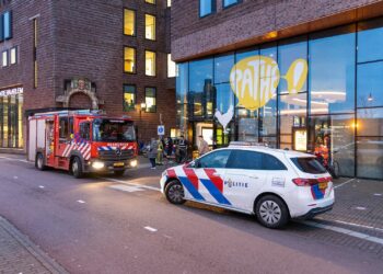 Kind vast met hand in roltrap bij bioscoop Raaks